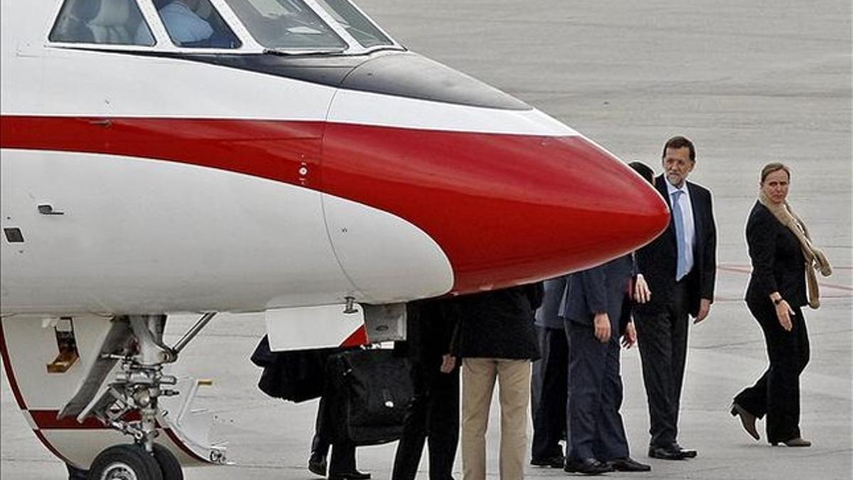 Mariano Rajoy y su séquito, en el aeropuerto de Vigo, el viernes.