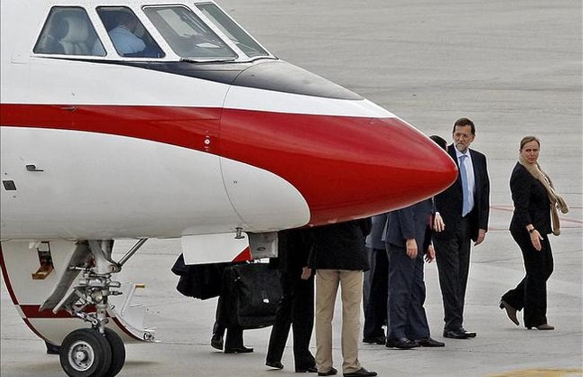 Mariano Rajoy i el seu seguici, a l’aeroport de Vigo, el divendres. Mariano Rajoy i el seu seguici, a l’aeroport de Vigo, el divendres.