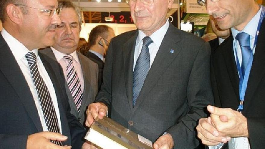 José María Barrios regala un libro de la provincia de Zamora al alcalde de Málaga, en presencia de Luis Javier Alonso.