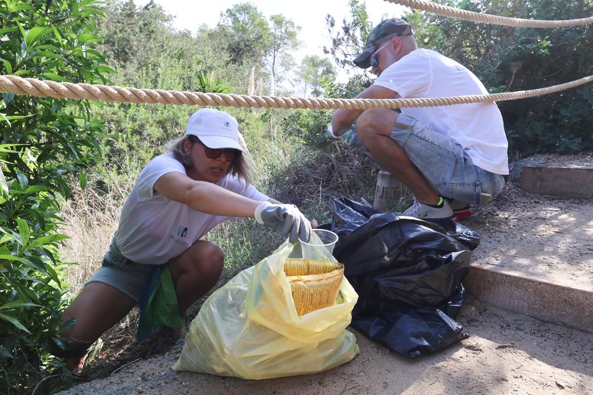 Todas las imágenes de la limpieza de Cala Gració