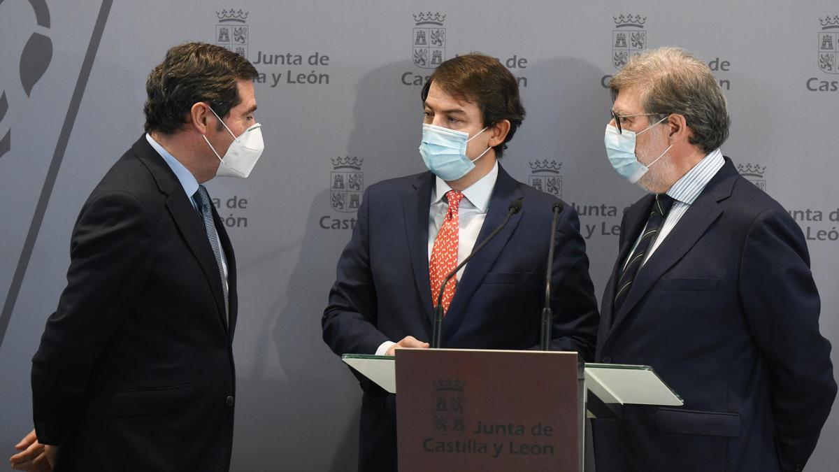 El presidente Fernández Mañueco, en el centro, junto al presidente de la CEOE, Antonio Garamendi (i) y el presidente de la CEOE Castilla y León, Santiago Aparicio, durante su comparecencia de ayer.