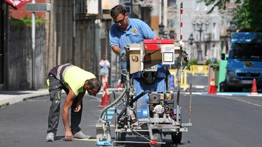 Operarios realizando el pintado de la zona azul en Capitán Bernal el pasado martes.