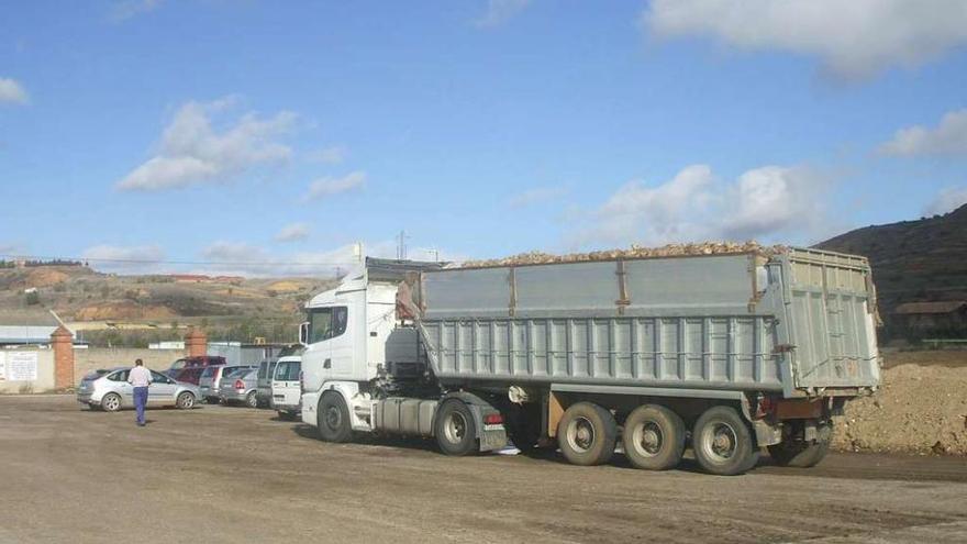 Un camión cargado de remolacha llega a la Azucarera de Toro.