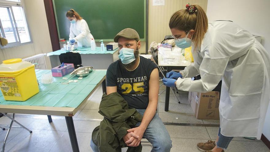 Un home rep la vacuna contra la covid-19 a Girona