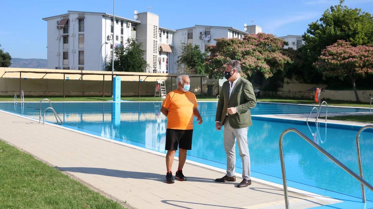 Manuel Torrejimeno en las instalaciones de la piscina de la calle Marbella