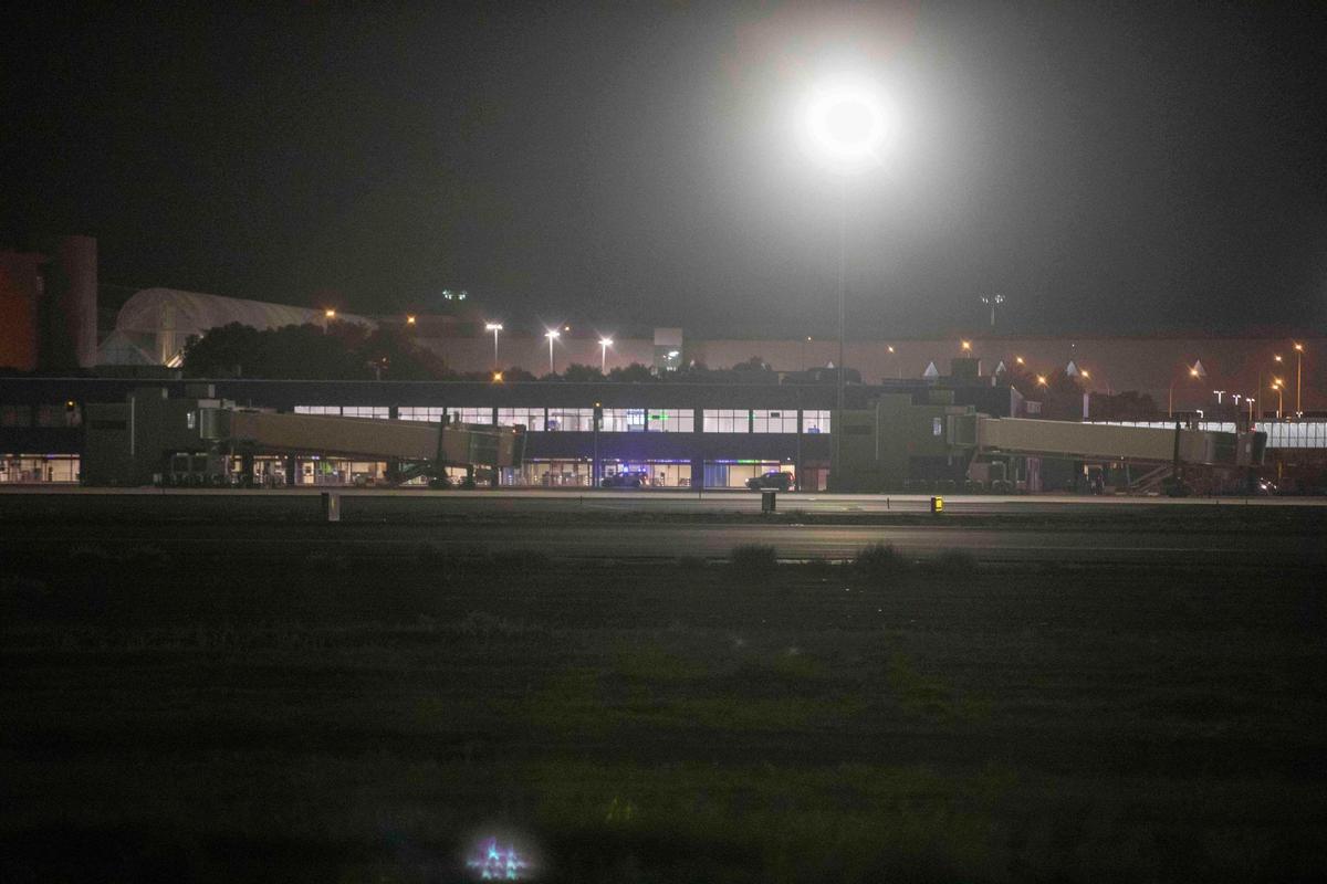 Cierra el aeropuerto de Palma por la presencia de pasajeros en las pistas.