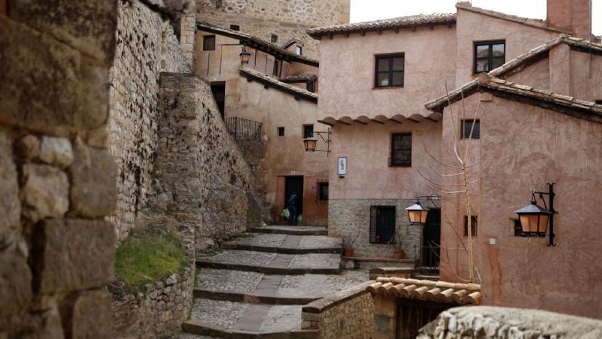 Una de las calles características de Albarracín.