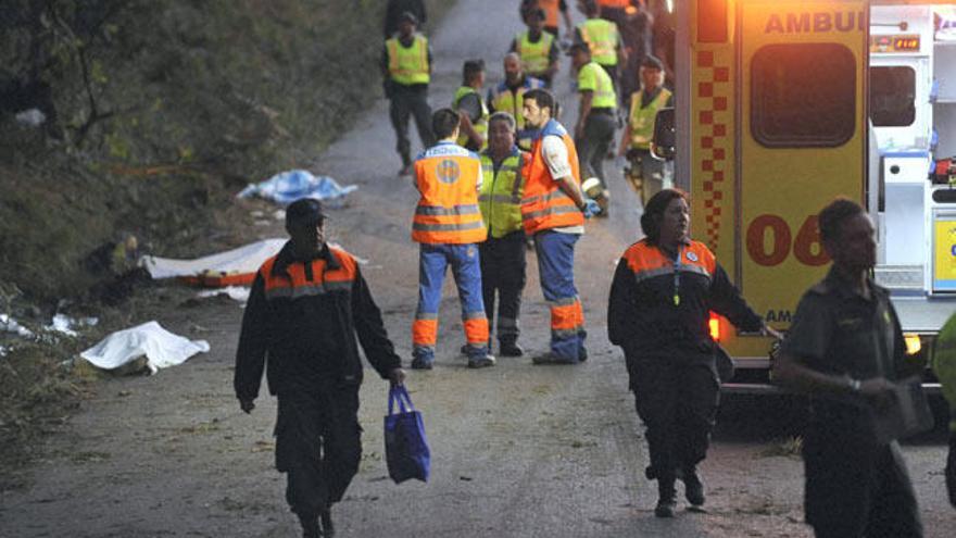 Los servicios de emergencias, en la zona del suceso. // La Opinión de A Coruña
