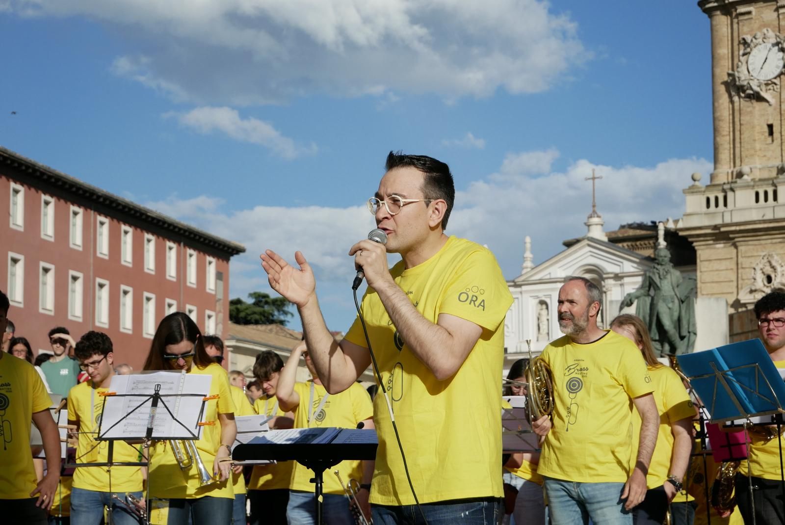 Más de 230 instrumentistas de metal tocan en la plaza del Pilar