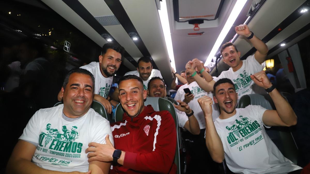 Celebración en el autocar del Córdoba CF.