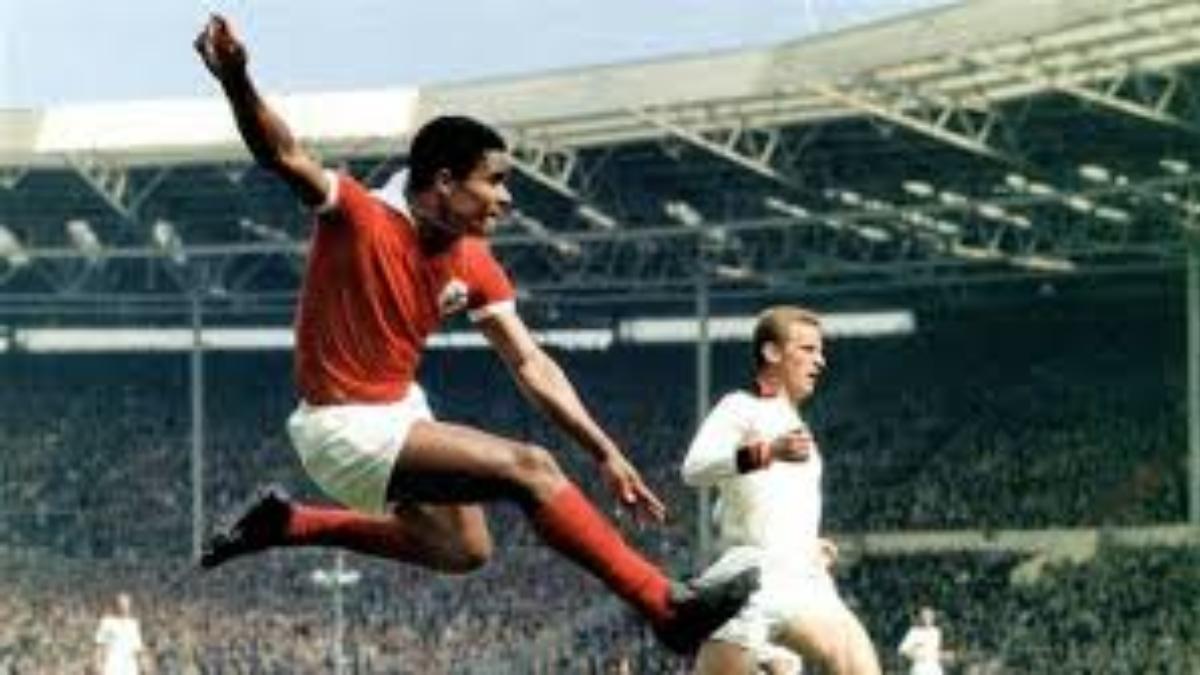 Eusebio rematando un balón