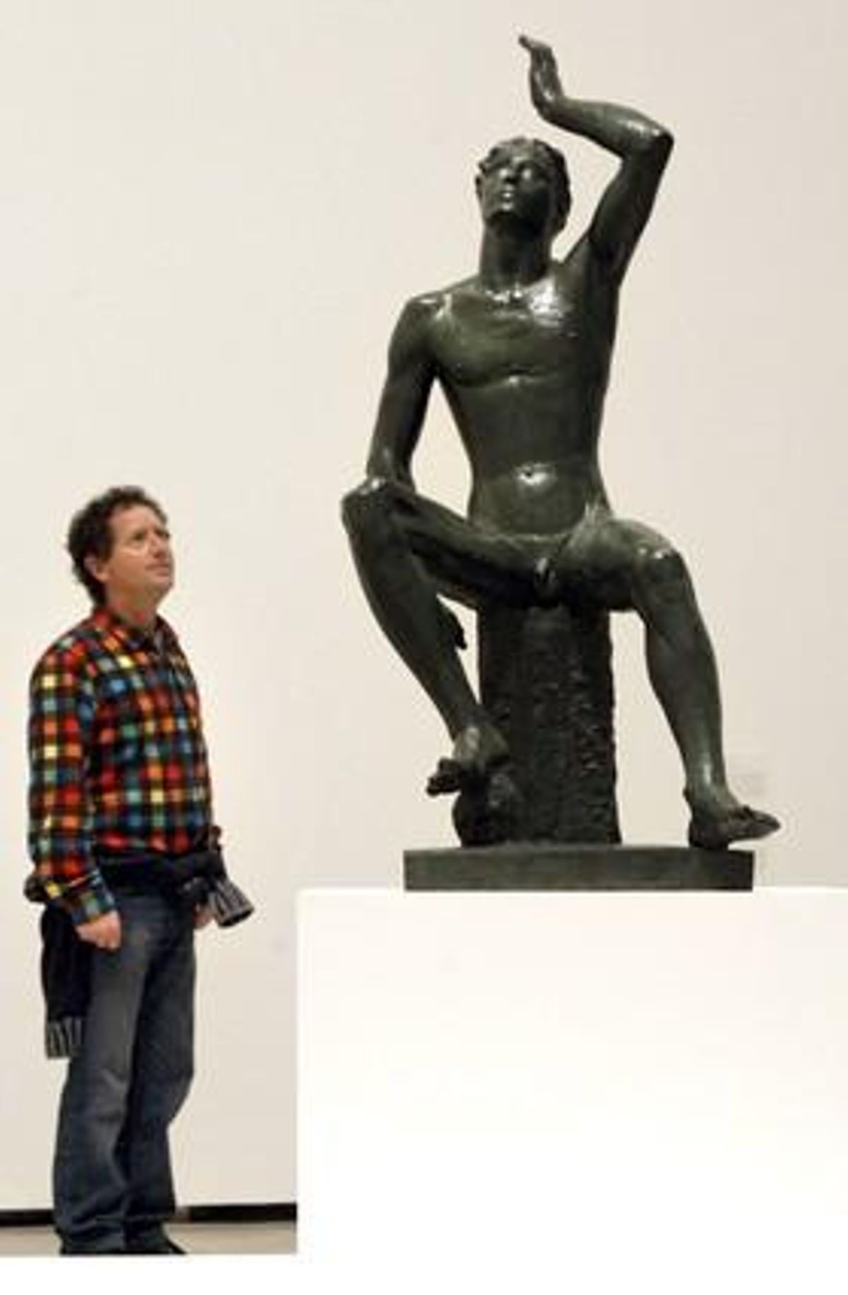 Un home observa l’escultura de Guido Galletti Prometeu alliberat. Un home observa l’escultura de Guido Galletti Prometeu alliberat.