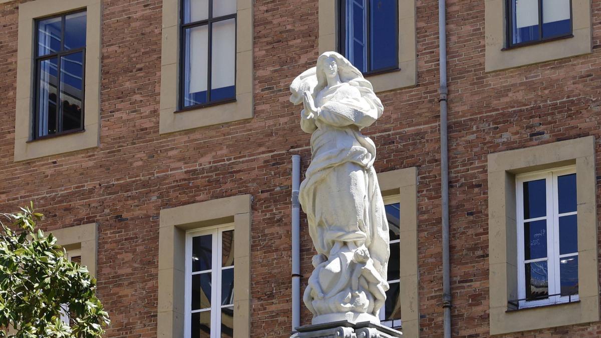 La estatua de la Virgen de la Inmaculada, obra de Manuel Alvarez-Laviada, recién restaurada.