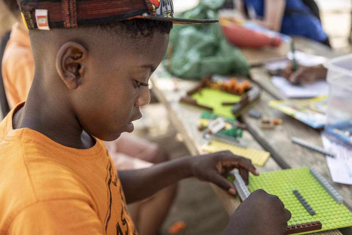 Save the Children inicia sus campamentos de verano para 2200 niños y niñas en riesgo de pobreza y de exclusión social. Las actividades socioeducativas facilitan la conciliación familiar y evitan que los niños y niñas se queden solos en casa.