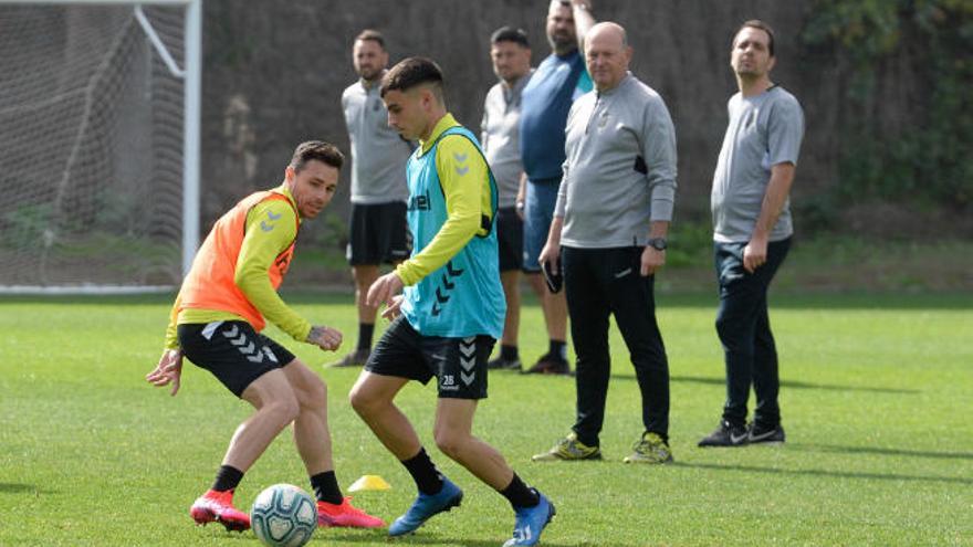 Pedri González dribla a Rubén Castro ante la mirada del técnico Pepe Mel durante la sesión de trabajo del lunes en Barranco Seco.