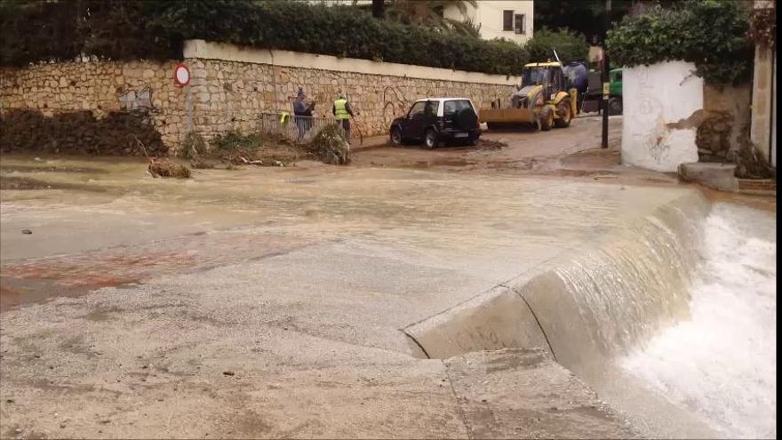 Trabajos de limpieza en el arroyo de La Caleta