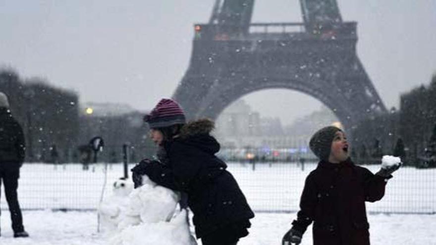 La nieve cierra los aeropuertos de París y la Torre Eiffel