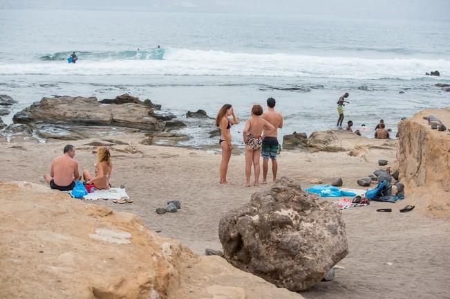 Dia de lunes festivo en la Playa del Confital