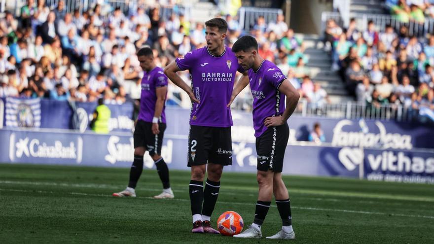 Jacobo González y Pedro Ortiz, junto al balón en la acción del gol del Córdoba CF en Málaga.