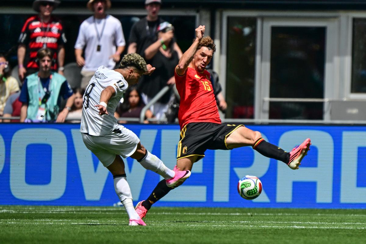 Ashour, defendido por Meunier, conecta el disparo sorprendió a Courtois en el 0-1, este lunes en Seattle.