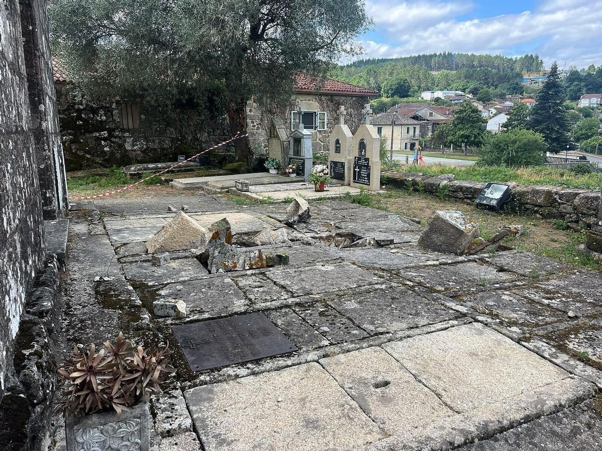 Los desprendimientos del campanario dañaron varias sepulturas.