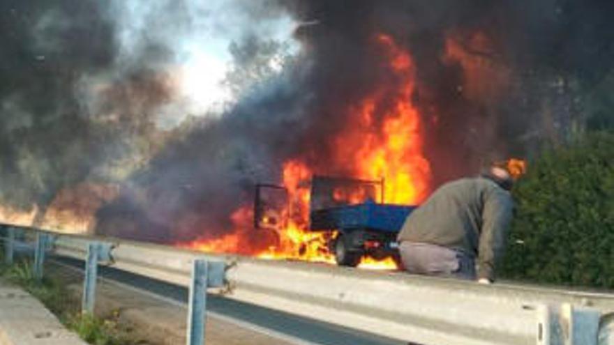 Der Fahrer konnte sich in Sicherheit bringen.