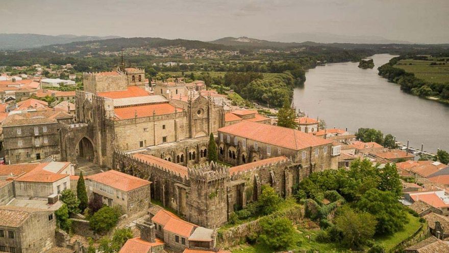 Vista aérea de Tui
con la catedral en primer
plano y el río Miño
al fondo. | // MARTA G. BREA