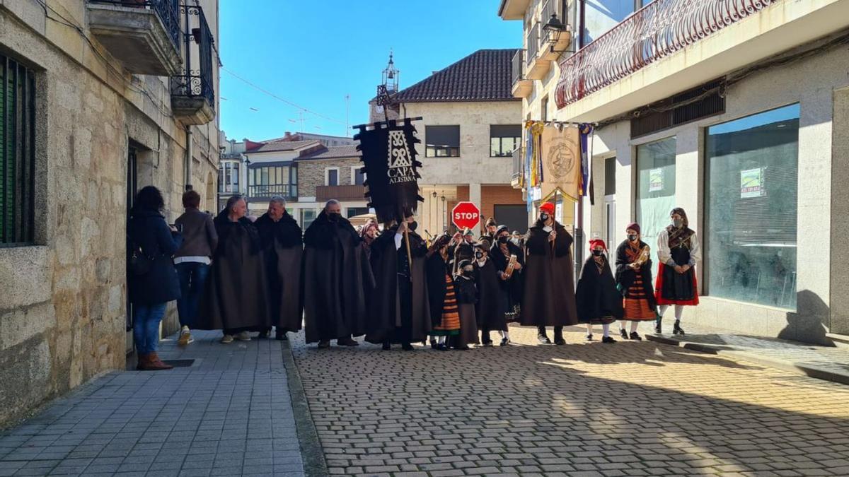 La procesión cívica de capas alistanas y mirandesas recorre las calles de Alcañices. | Ch. S.