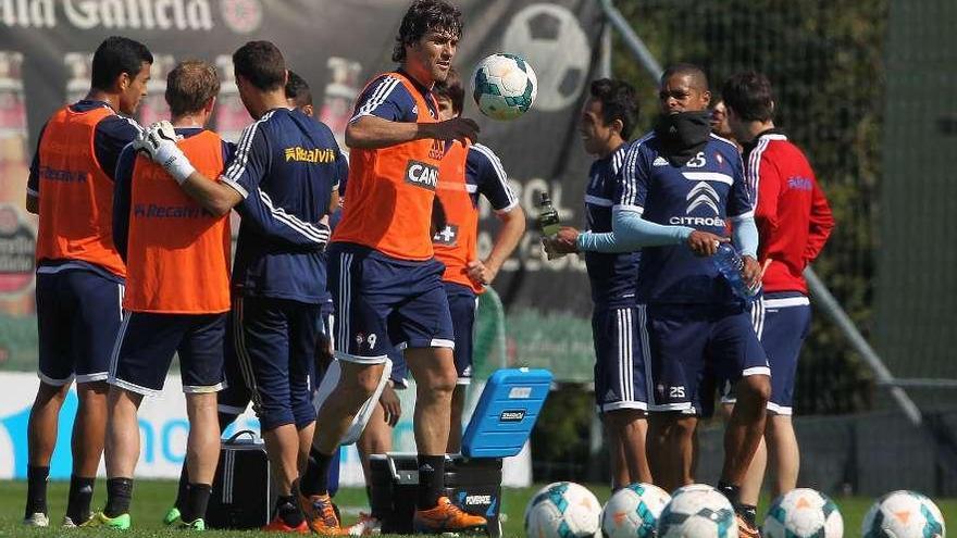 Bermejo juega con un balón en presencia de Welliton y Orellana, ayer en A Madroa. // Ricardo Grobas