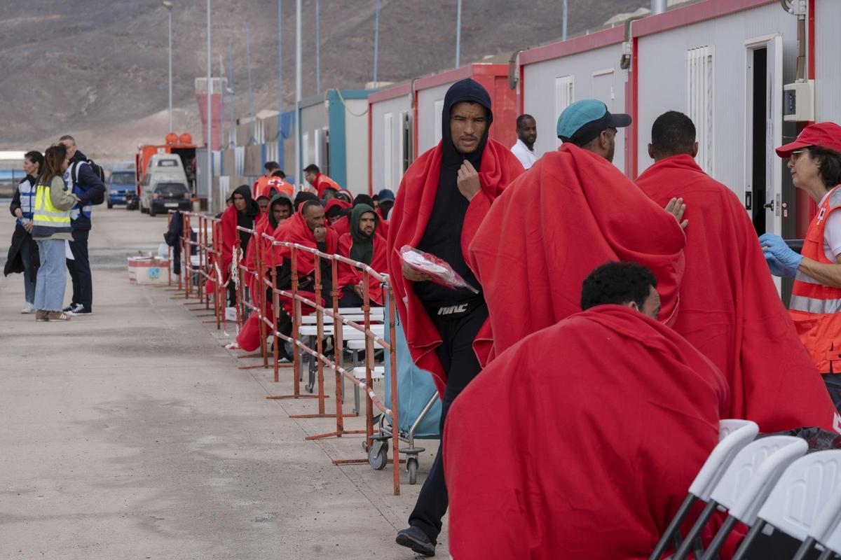 Rescatan a 60 personas en una embarcación.