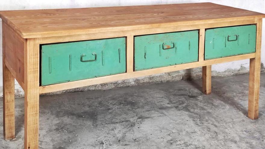 Subastan un mueble artesanal para ayudar a los más necesitados