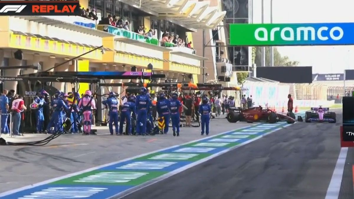 El momento en el que Sainz y Alonso se han encontrado al salir a pista