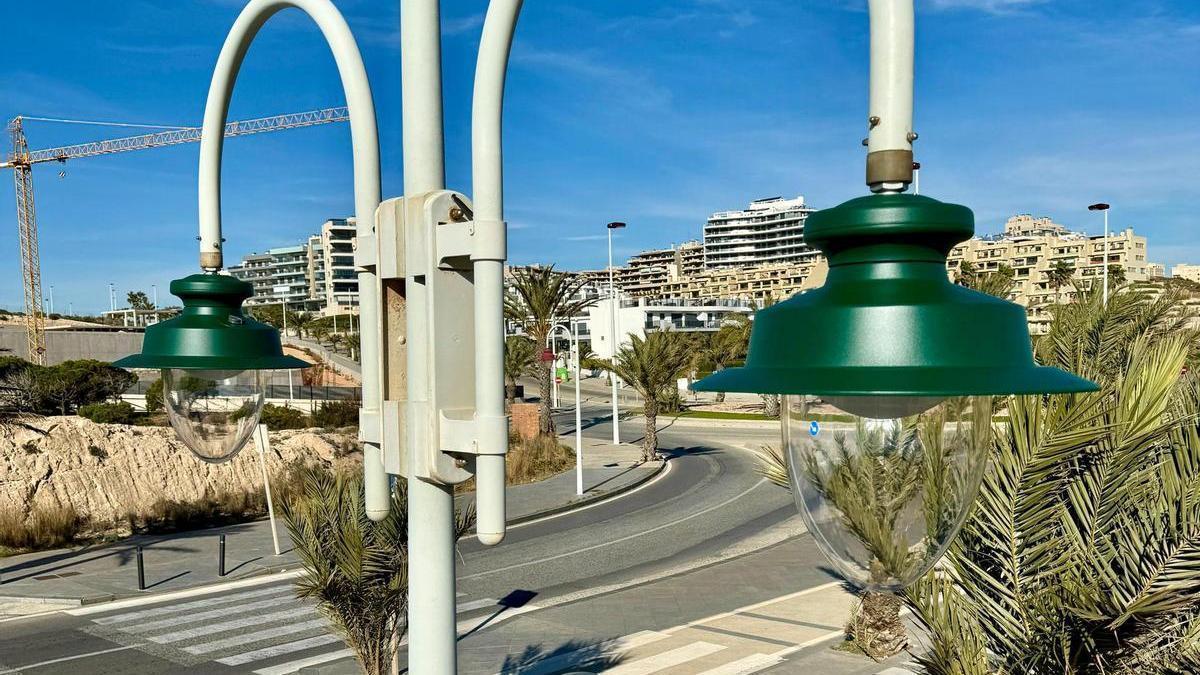 Farolas que se están instalando en Arenales del Sol desde este lunes