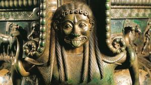 Imagen de una Gorgona en una de las asas de una crátera de bronce que apareció en la tumba de la dama de Vix (1)