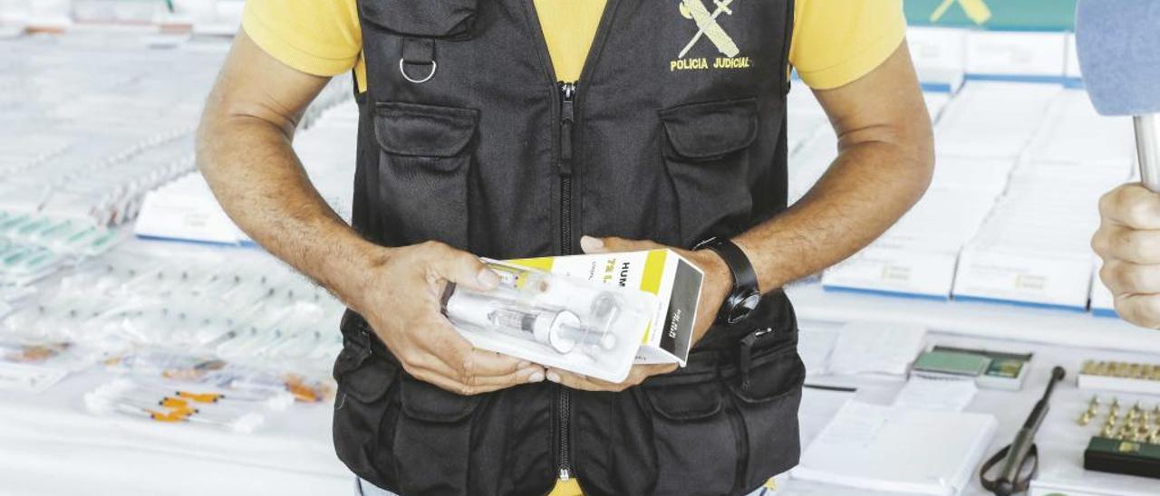 Un agente de la Guardia Civil de Algaida sujeta uno de los productos incautados en la operación.