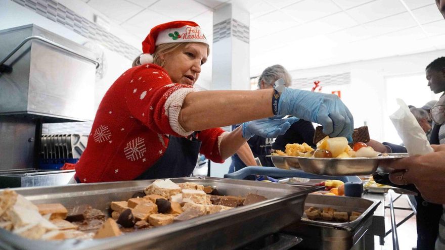 Los Ángeles Malagueños de la Noche reparten sus menús de Nochebuena