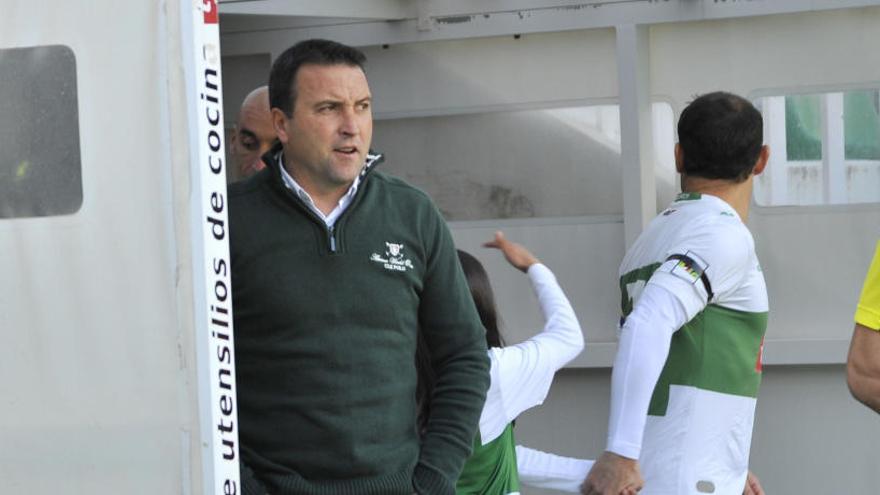 Josico, técnico del Elche, en el túnel de vestuarios del Martínez Valero