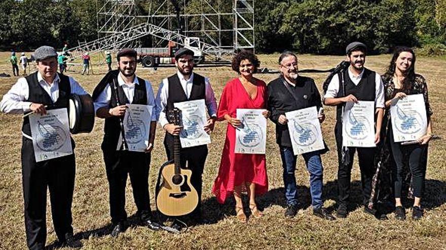 El grupo Dequenvessendo y la edil de Promoción, ayer, en la presentación del festival de Sisalde.