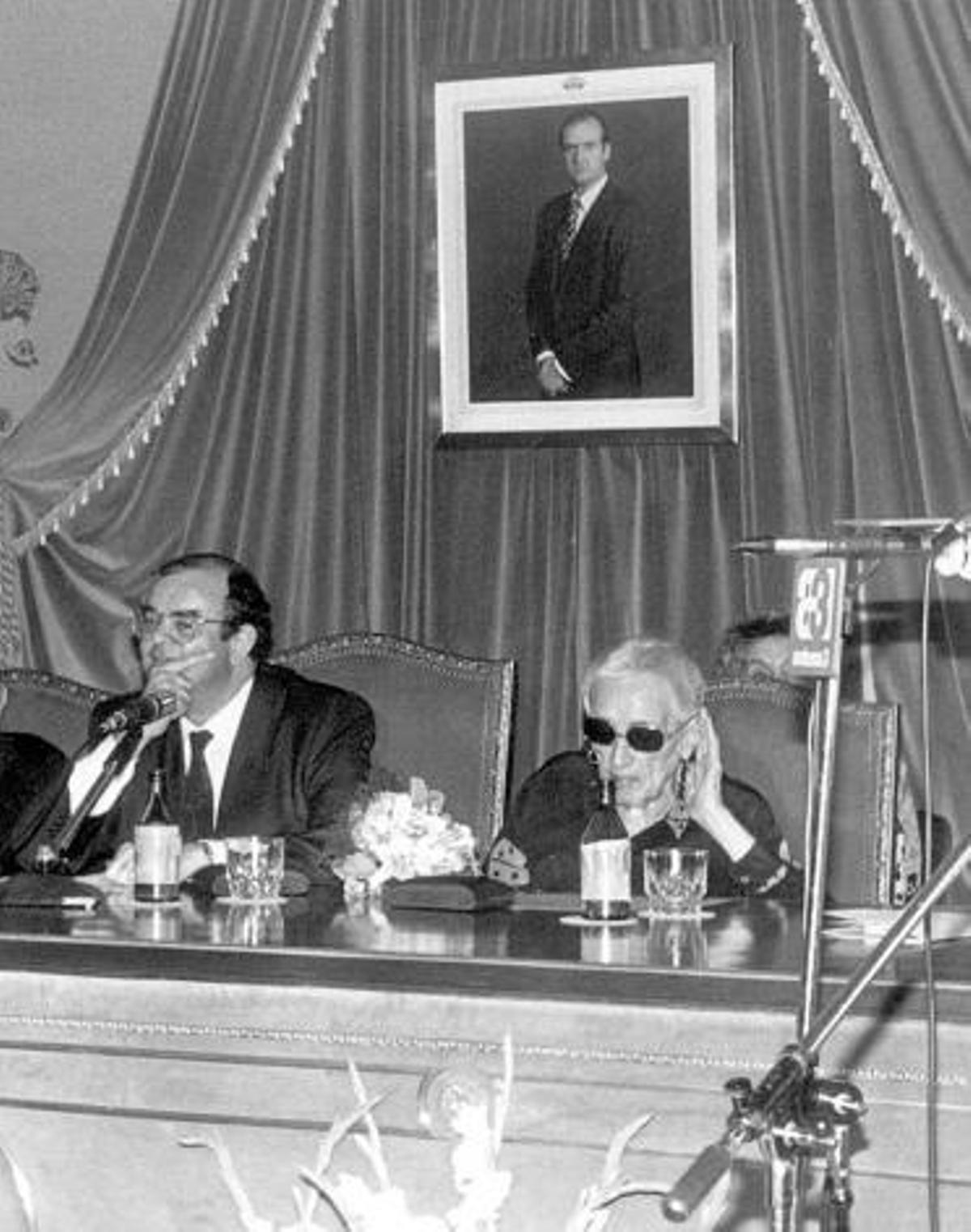 Veneranda Manzano, diputada socialista en las Cortes de 1933, durante un homenaje que se le ofreció en Oviedo. A su lado, Antonio Masip, entonces alcalde.