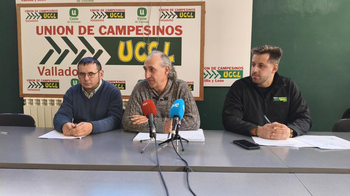 Rueda de prensa de UCCL sobre la dermatosis nodular contagiosa. En el centro, el coordinador regional de UCCL, Jesús Manuel González Palacín.