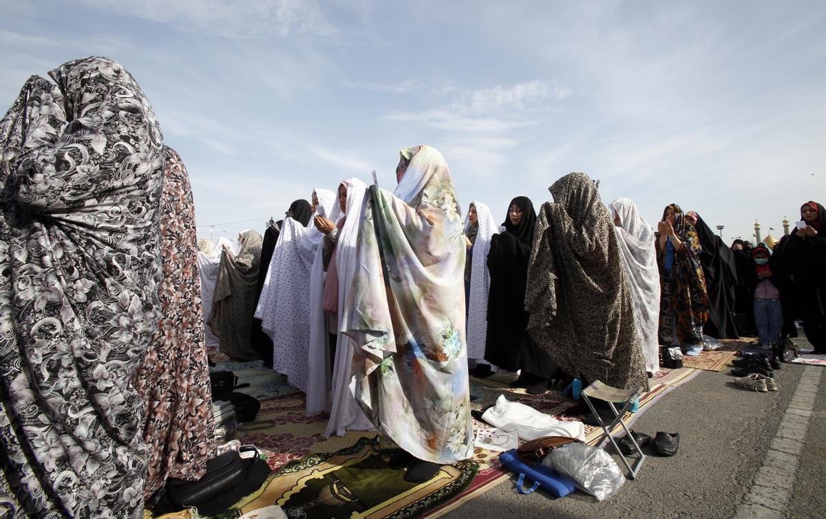 Los musulmanes celebran el fin del Ramadán. Fiesta del Eid al-Fitr en el santuario de Abdol-Azim, en Teherán (Irán).