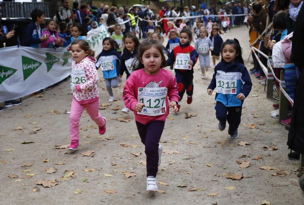 Más de 1.100 jóvenes atletas desafían a las bajas temperaturas para participar en la tradicional carrera de cross escolar.