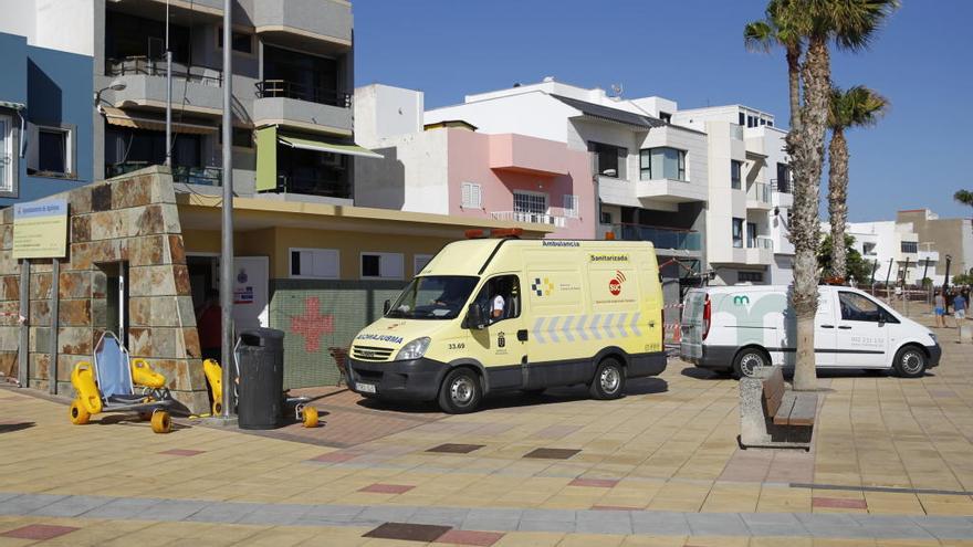 Una ambulancia sanitarizada del SUC y el furgón de traslados, frente al puesto de socorro de Arinaga, esta tarde.