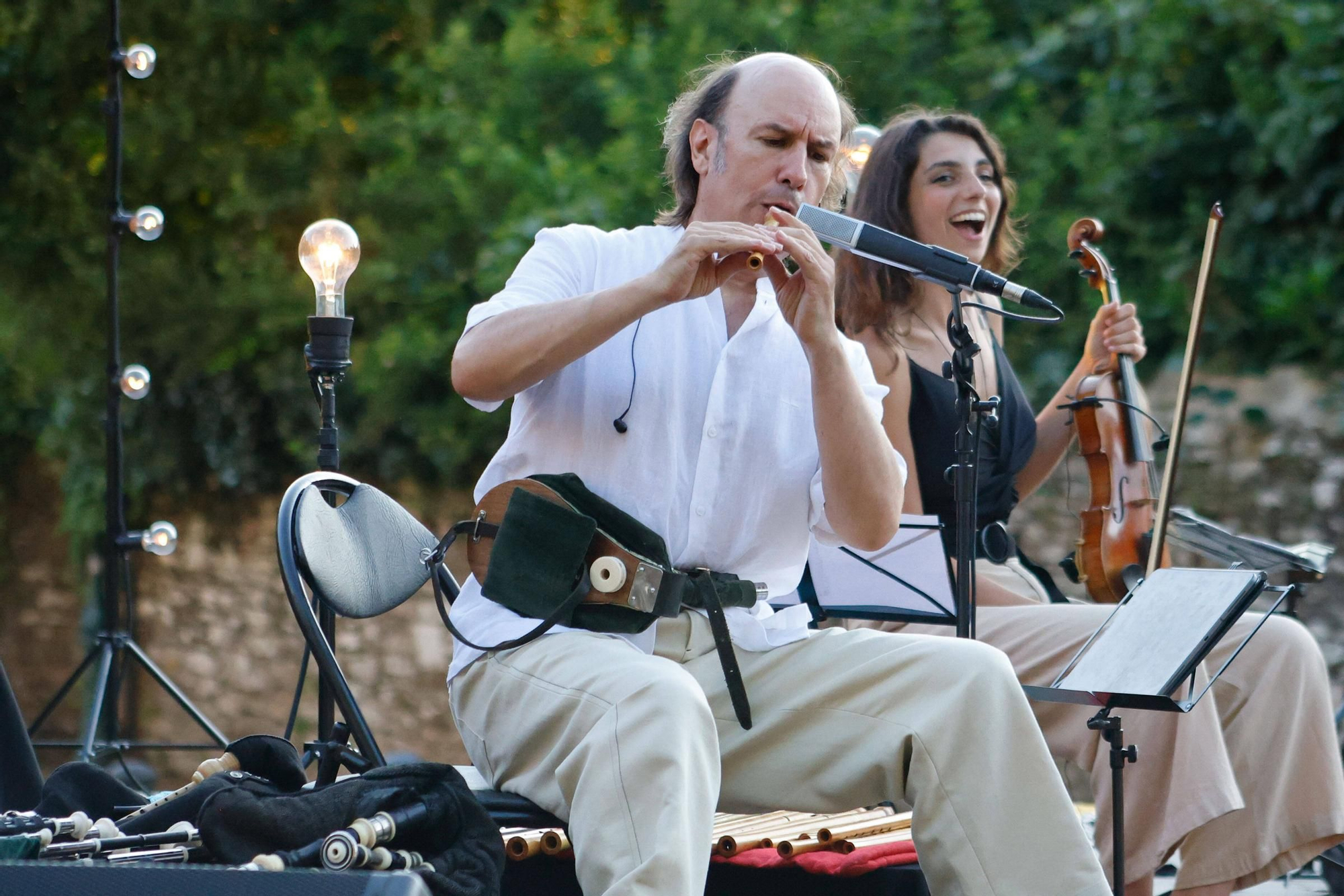 Carlos Núñez pechou o festival Folk na Beira do Sar cun concerto máxico na Colexiata