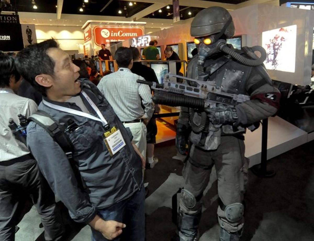 Un participante a la feria de Los Angeles reacciona delante la reproducción de un protagonista de videojuegos, en el pabellón de la marca Sony PlayStation.