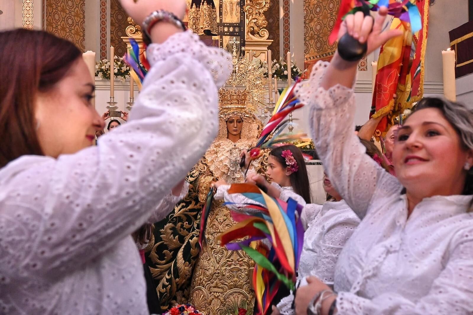Una panda de verdiales ante la Virgen de la Esperanza antes de peregrinar a Roma