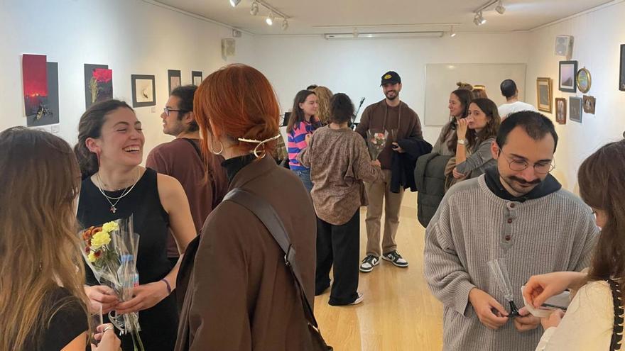 Asistentes al acto de inauguración de la muestra intercambian impresiones sobre las obras. | A. S.