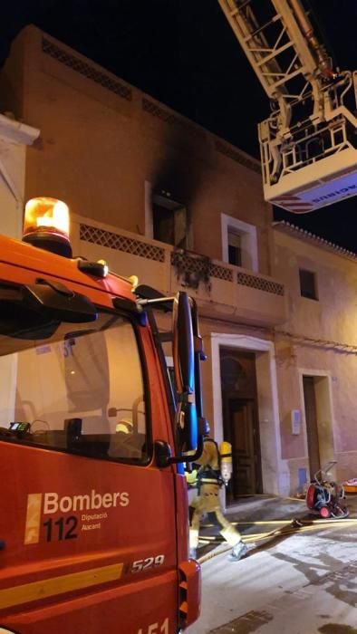 Dos atendidos por inhalación de humo en un incendio en Gata de Gorgos.