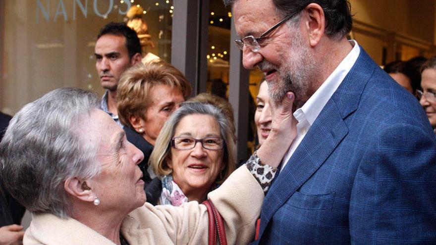 Mariano Rajoy con sus simpatizantes en Vigo.