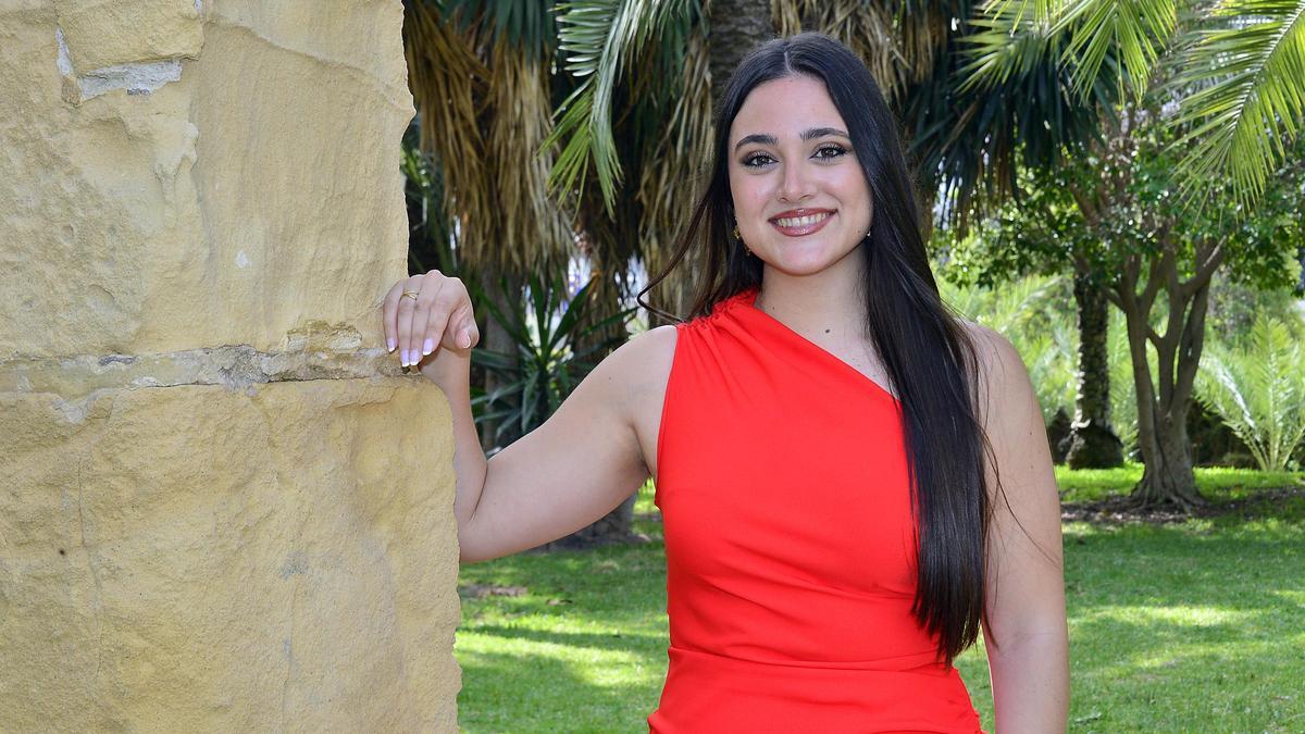 Nuria Tejero en el Parque Municipal de Elche tras su elección como Reina de las Fiestas de 2025